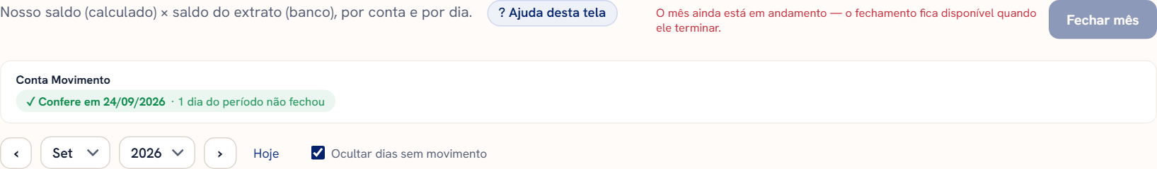 Cabeçalho da tela Conciliação no mês corrente: a frase “O mês ainda está em andamento — o fechamento fica disponível quando ele terminar” e o botão Fechar mês apagado. Embaixo, a navegação de mês.